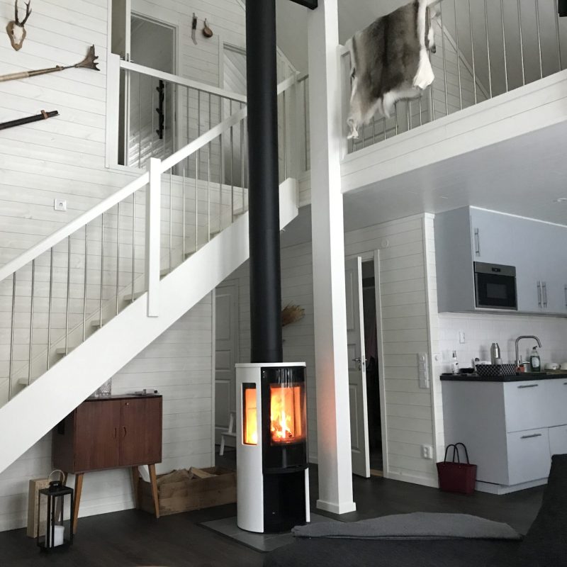 Liten fjällstuga med loft